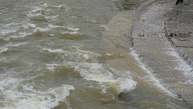 Trotz sinkendem Wasserstand bleibt die Isar in München gefährlich. Starke Strömungen und unvorhersehbare Stellen im Flussbett stellen ein hohes Risiko für Badegäste dar.