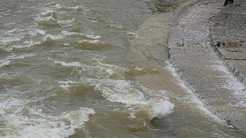 Trotz sinkendem Wasserstand bleibt die Isar in München gefährlich. Starke Strömungen und unvorhersehbare Stellen im Flussbett stellen ein hohes Risiko für Badegäste dar.