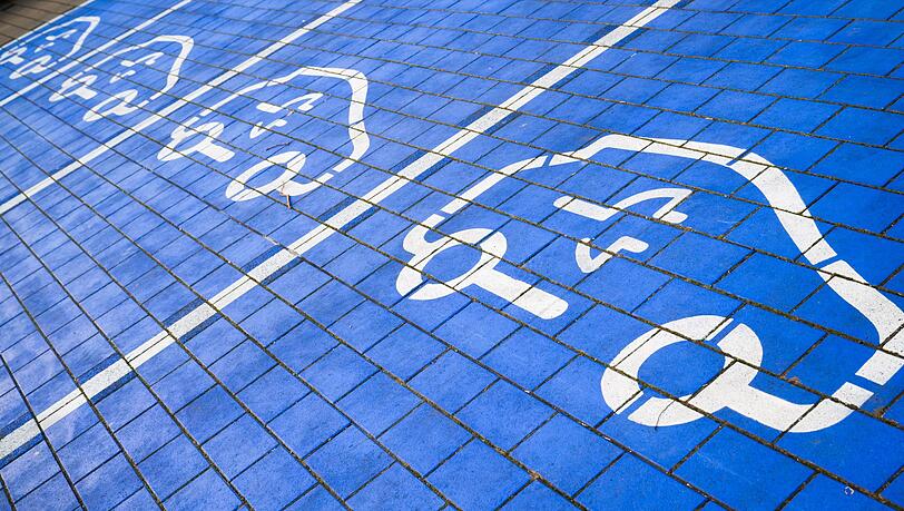 Mehr als jeder vierte Fahrer eines Autos mit Verbrennermotor in Deutschland will aufs E-Auto umsteigen. (Symbolbild) Mehr als jeder vierte Fahrer eines Autos mit Verbrennermotor in Deutschland will aufs E-Auto umsteigen. (Symbolbild)