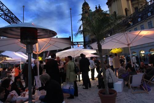 Shopping-Pause an der Strandbar am Odeonsplatz.