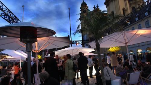 Shopping-Pause an der Strandbar am Odeonsplatz. Shopping-Pause an der Strandbar am Odeonsplatz.
