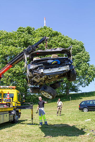 Ein Auto mit zwei Insassen kam am Samstag von der Fahrbahn ab und überschlug sich. Der Beifahrer starb. Der Fahrer verschwand vom Unfallort - bis jetzt fehlt jede Spur.