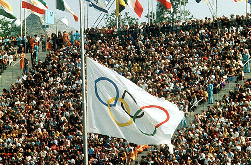 Bei der Trauerfeier im Münchner Olympiastadion für die Opfer des palästinensischen Terroranschlages auf die israelische Olympia-Mannschaft während der Olympischen Spiele 1972 in München hängt die Olympische Fahne auf Halbmast.