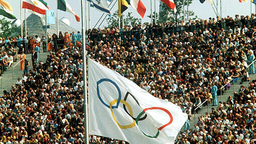 Bei der Trauerfeier im Münchner Olympiastadion für die Opfer des palästinensischen Terroranschlages auf die israelische Olympia-Mannschaft während der Olympischen Spiele 1972 in München hängt die Olympische Fahne auf Halbmast. Bei der Trauerfeier im Münchner Olympiastadion für die Opfer des palästinensischen Terroranschlages auf die israelische Olympia-Mannschaft während der Olympischen Spiele 1972 in München hängt die Olympische Fahne auf Halbmast.