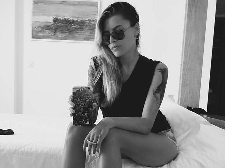 Sexy wie immer: Sophia Thomalla in Hotpants, Stiefeletten und Armfrei-Top