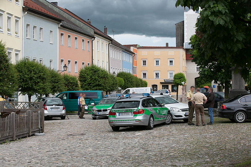 Eine halbe Stunde jagte die Polizei dem Einbrecher im Landkreis Traunstein hinterher. Erst in Tittmoning wurde er gestoppt. Die Bilder.