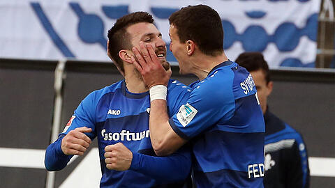 Jerome Gondorf (l) jubelt nach seinem Treffer zum 2:1 mit Artem Fedetskyy