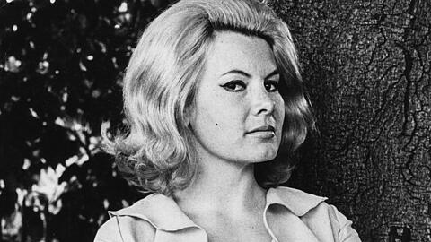 Ihretwegen wäre "James Bond - Feuerball" beinahe nur für Zuschauer ab 16 freigegeben wurden. Nun starb das frühere Sexsymbol Molly Peters im Alter von 75 Jahren.