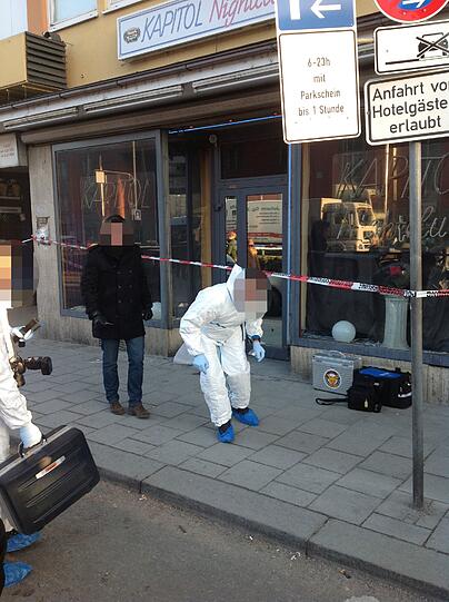 Polizeieinsatz in der Arnulfstraße: Ein Angestellter eines Nachtclubs findet am Dienstmorgen eine schwer verletzte Frau vor. Die Bilder von der Spurensicherung.