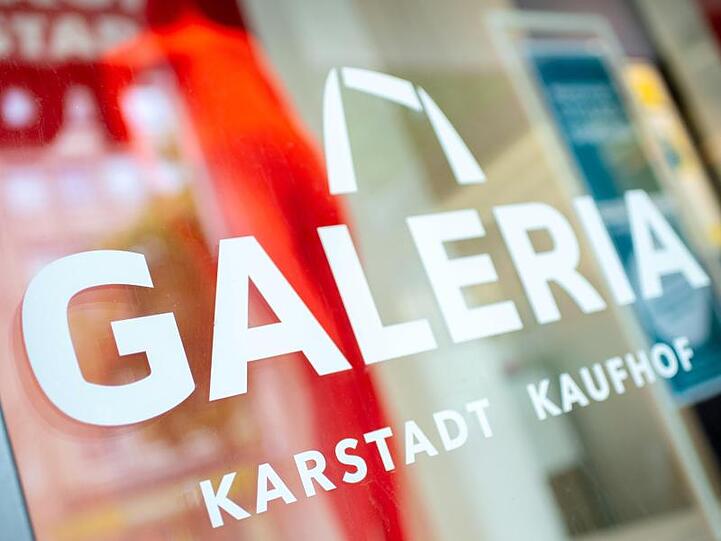 Das Logo von Galeria Karstadt Kaufhof klebt am Schaufenster einer Filiale der Warenhauskette. Foto: Hauke-Christian Dittrich/dpa/Archivbild