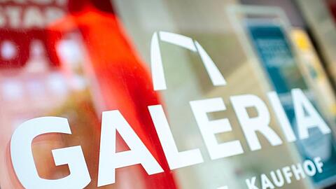 Das Logo von Galeria Karstadt Kaufhof klebt am Schaufenster einer Filiale der Warenhauskette. Foto: Hauke-Christian Dittrich/dpa/Archivbild