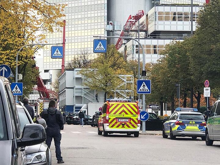 Das Gebiet rund um den Unglücksort im Arabellapark ist weiträumig abgesperrt.