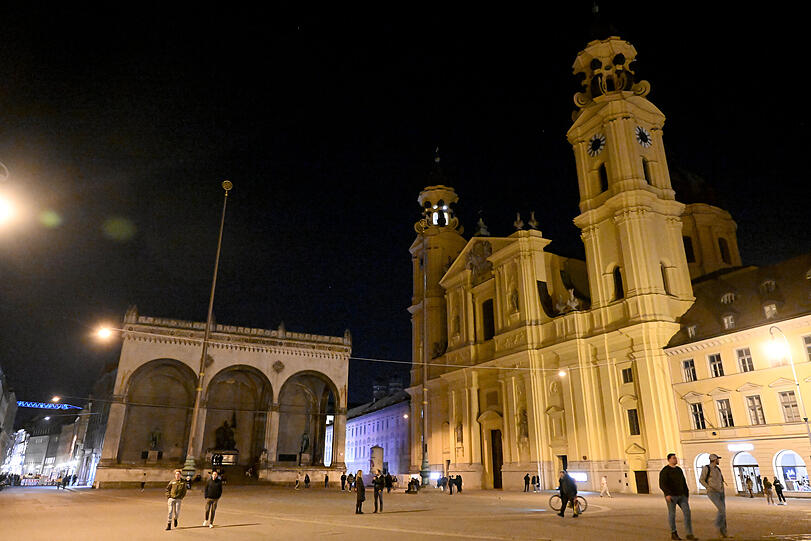 Auch am Odeonsplatz war es vorübergehend dunkler: Die Feldherrenhalle und die Theatinerkirche während der Earth Hour 2022.