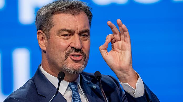 Flüchtlingskrise, angespannte Wirtschaftslage und die geopolitische Situation: Bayerns Ministerpräsident Markus Söder muss ein Haushaltsloch stopfen – dafür kürzt er die Sozialausgaben.