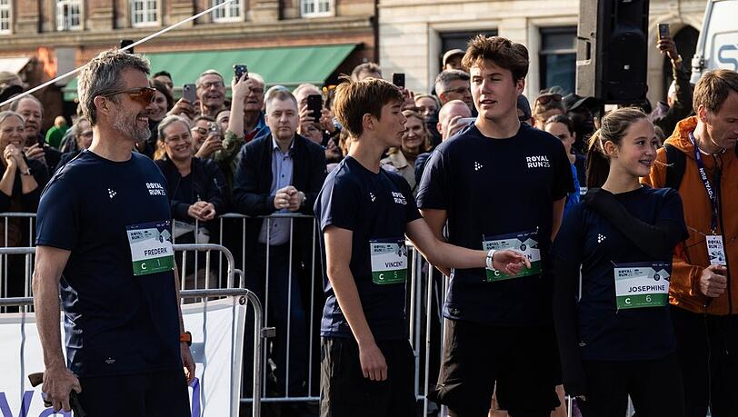 König Frederik X. mit Prinz Vincent, Kronprinz Christian und Prinzessin Josephine (v.l.n.r.) an der Startlinie zum "Royal Run 2025" in Kopenhagen.