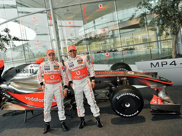 Bei der Präsentation des neuen Autos strahlten Heikki Kovalainen (li.) und Lewis Hamilton noch. Nun droht ihrem Rennstall McLaren-Mercedes das Aus.