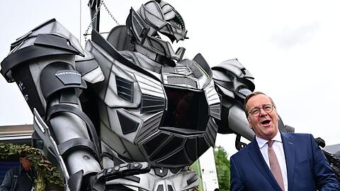 Pistorius lie&szlig; sich von der Bundeswehr auf der ILA neben Flugger&auml;ten auch eine Werbefigur zur Personalgewinnung zeigen.