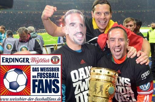 So feierten die Bayern den Pokal-Triumph (von links): Manuel Neuer (mit Ribéry-Maske), Daniel van Buyten und Franck Ribéry.