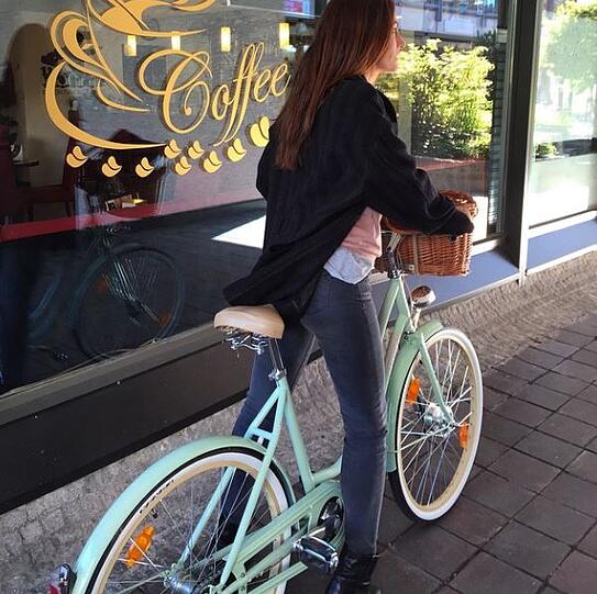 ... fährt Fahrrad...