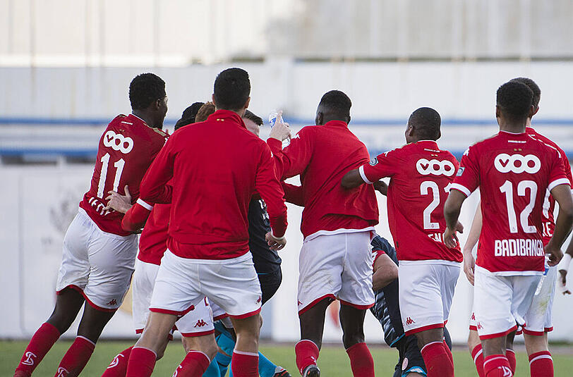 Handgemenge zwischen Akteuren vom FSV Mainz 05 und Standard Lüttich - die Bilder.