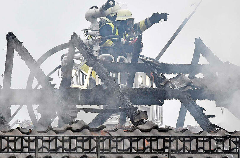 Feuer in einem Rosenheimer Mehrfamilienhaus. Die Bilder vom dramatischen Einsatz.