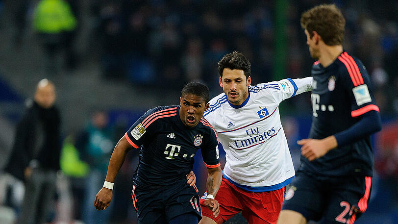 22. Januar 2016: Douglas Costa im Duell mit dem Hamburger Gojko Kacar, rechts Thomas Müller.