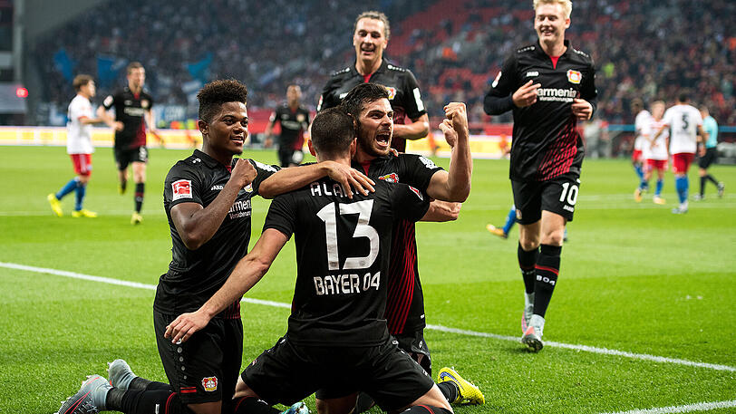 Leverkusens Leon Bailey (l-r), Lucas Alario, Torschütze Kevin Volland, Julian Baumgartlinger und Julian Brandt jubeln nach dem Treffer zum 3:0 gegen den Hamburger SV.