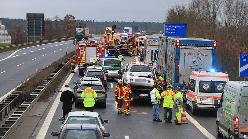 Bei der Massenkarambolage auf der A73 verletzten sich 18 Personen. Die Bilder von der Unfallstelle bei Breitengüßbach zum Durchklicken.