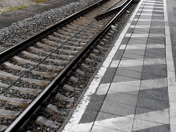 Leere Gleise und ein leerer Bahnsteig sind zu sehen. Foto: Angelika Warmuth/dpa/Archivbild