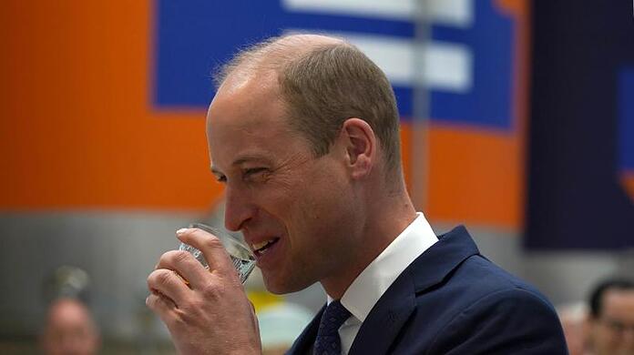Prinz William beim Besuch der Fabrik von AG Barr, wo das Getränk Irn-Bru hergestellt wird.