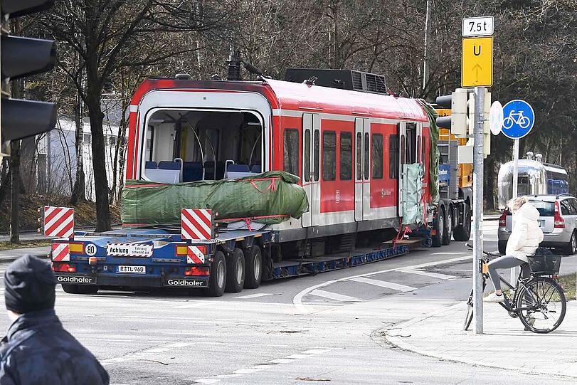 Am Samstag ist das Wrack des südlichen Triebkopfes auf einen Spezial-Tieflader verladen und über die B 11 und durch München zur Firma Schmidbauer nach Gräfelfing transportiert worden.