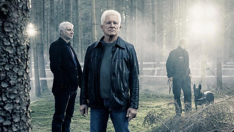 "Tatort: Lass den Mond am Himmel stehn": Die Kriminalhauptkommissare Franz Leitmayr (Udo Wachtveitl) und Ivo Batic (Miroslav Nemec) am Fundort von Emils Fahrrad.