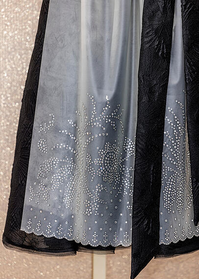 Die Dirndl-Latex-Schürze enthält tausende Swarovski-Steine.