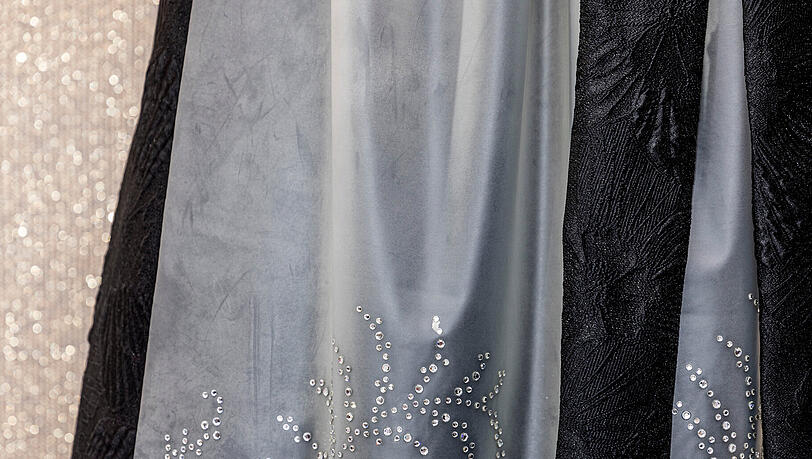 Die Dirndl-Latex-Schürze enthält tausende Swarovski-Steine. Die Dirndl-Latex-Schürze enthält tausende Swarovski-Steine.