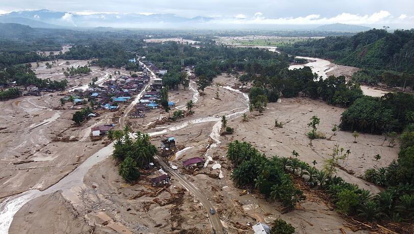 Schlammlawinen waren durch ganze Dörfer gefegt.