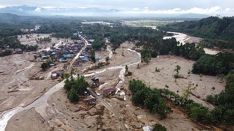 Schlammlawinen waren durch ganze D&ouml;rfer gefegt.