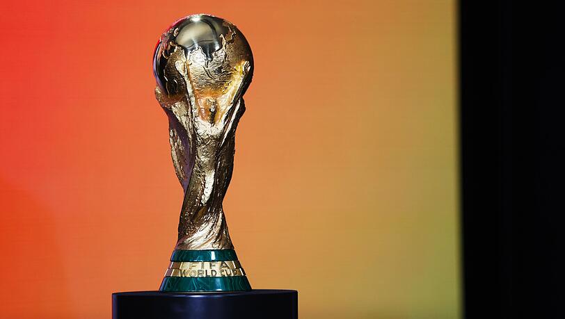 Diese Trophäe ist für den künftigen Fußball-Weltmeister. Diese Trophäe ist für den künftigen Fußball-Weltmeister.