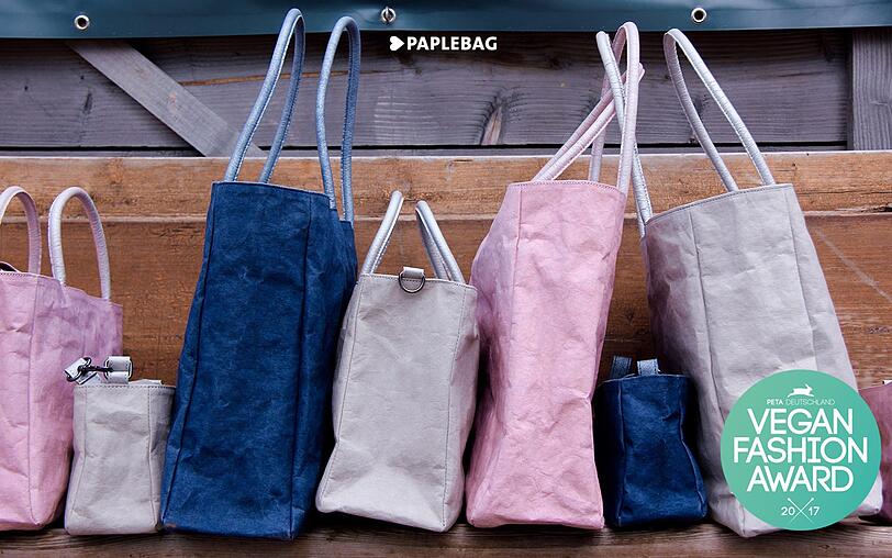 Ob Schlabberpullis oder Ökolatschen - vegane Mode verbinden viele Menschen mit unmodischen, überholten Designs. Dabei gibt es inzwischen durchaus zeitgemäße vegane Linien etablierter Designer. Die Tierschutzorganisation PETA vergibt seit 2013 sogar einen "Vegan Fashion Award". Ob Schlabberpullis oder Ökolatschen - vegane Mode verbinden viele Menschen mit unmodischen, überholten Designs. Dabei gibt es inzwischen durchaus zeitgemäße vegane Linien etablierter Designer. Die Tierschutzorganisation PETA vergibt seit 2013 sogar einen "Vegan Fashion Award".