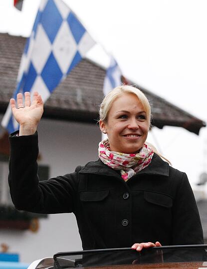 Über 5000 Fans bereiten Biathlon-Legende Neuner in Wallgau einen großen Abschied. Der schönste Wanderweg der Region wird nach ihr benannt. &bdquo;Eine Riesenehre, ich bin sprachlos&ldquo;. Die AZ zeigt die Bilder von Lenas Triumphzug durch Wallgau.