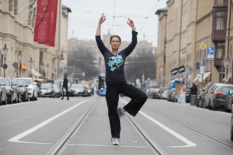 Trainerin Elke Lindert macht &bdquo;den Baum&ldquo; auf der Maximilianstraße &ndash; es gibt natürlich auch lauschigere Plätze als die Prachtmeile.