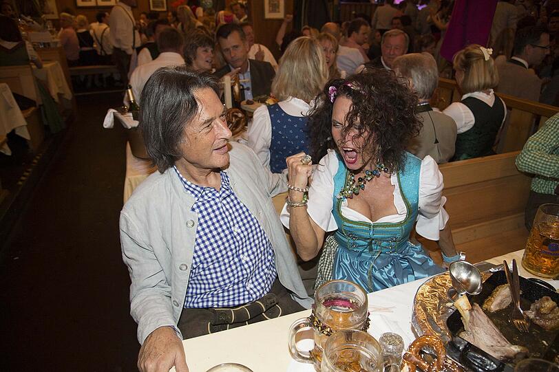 Karin Müller-Wohlfahrt feiert ausgelassen mit Ehemann Hans-Wilhelm Müller-Wohlfahrt im Schützenzelt.