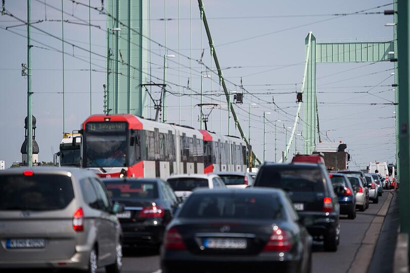 An der Mühlheimer Brücke in Köln ist bei Detektionsarbeiten eine 20-Zentner-Bombe aus dem Zweiten Weltkrieg gefunden worden.