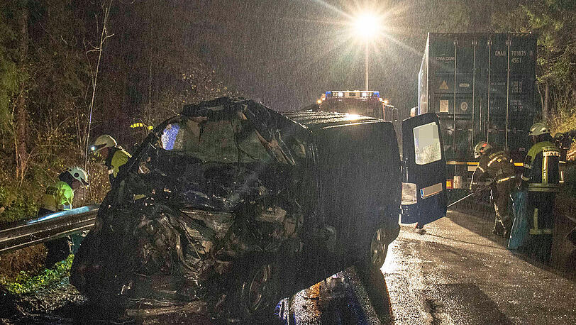 In einer Rechtskurve verlor der 21-Jährige die Kontrolle über seinen Wagen und krachte in den Sattelzug.