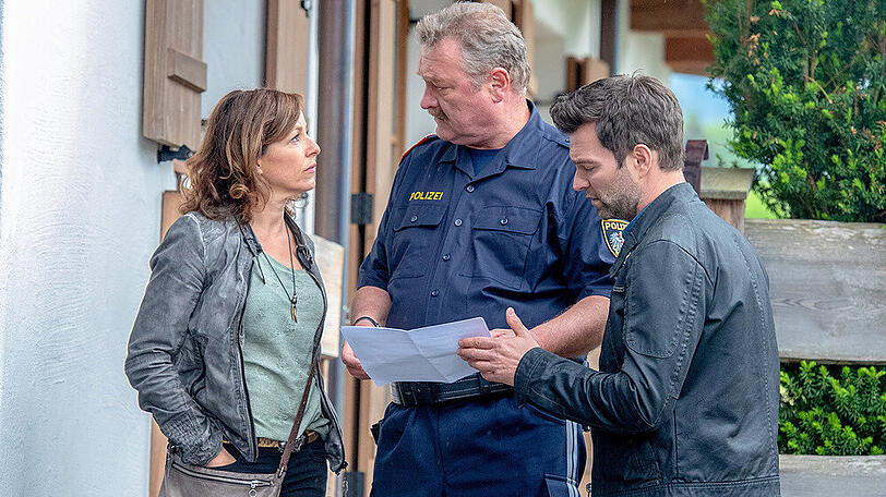 Nina Pokorny (Julia Cencig, l.), Alois Kroisleitner (Ferry Öllinger, M.) und Lukas Roither (Jakob Seeböck, r.) bei den Ermittlungen.