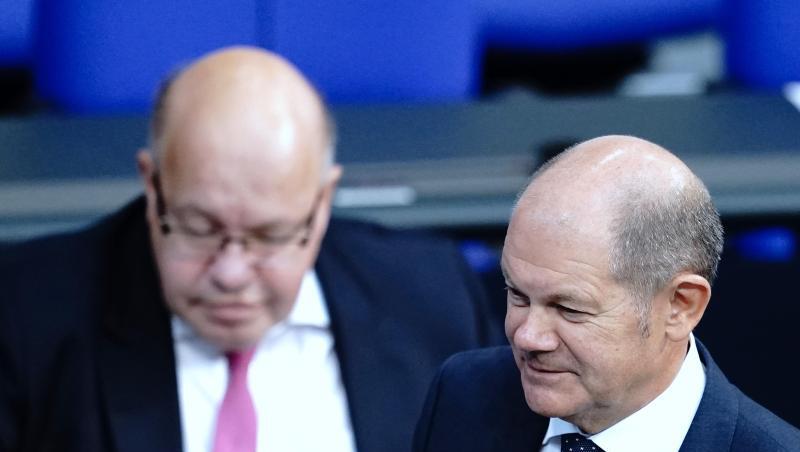 Wirtschaftsminister Peter Altmaier (l) und Finanzminister Olaf Scholz haben die Ausweitung der Hilfen sowie eine Vereinfachung der Bedingungen angekündigt.