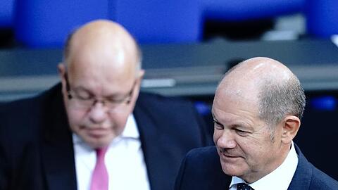 Wirtschaftsminister Peter Altmaier (l) und Finanzminister Olaf Scholz haben die Ausweitung der Hilfen sowie eine Vereinfachung der Bedingungen angekündigt.
