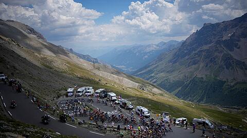 Das Fahrerfeld erklimmt den Col du Galibier.