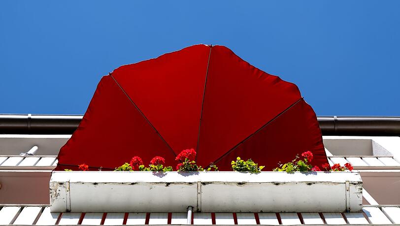 Ein Sonnenschirm auf dem Balkon ist genehmigungsfrei, bei einer Markise muss der Vermieter zuvor gefragt werden.