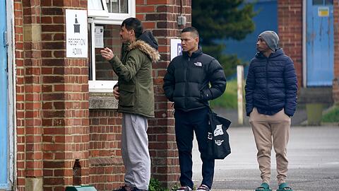 Großbritannien hat ein Platzproblem. Bisher kommen Migranten vor allem in Hotels unter, das kostet nach Regierungsangaben mehr als sechs Millionen Pfund pro Tag.