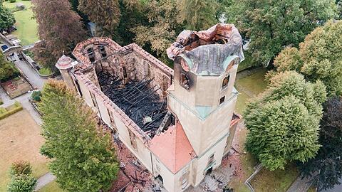 Die Ruine der evangelischen Stadtkirche in Großröhrsdorf nach dem Großbrand.